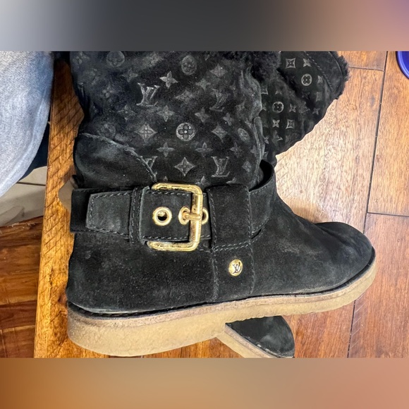 Louis Vuitton Authentic Black Suede Shearling Monogram Boots sz 39 (8.5/… - Picture 4 of 8